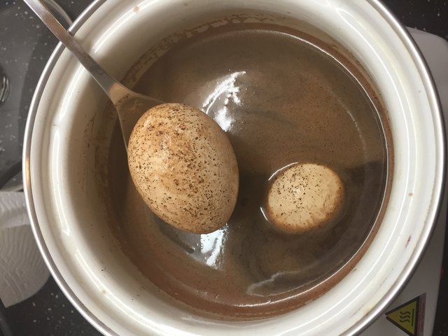 Eier färben mit Kaffee & Kakao.
