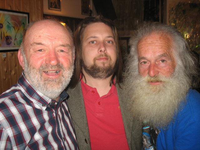 Vortragender Hubert Stefan mit Organisator Martin Del Cardinale und Konzertgitarrist Centauri Alpha