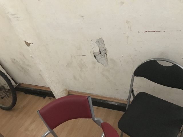 Löcher in den Wänden des Asylantenheims | Foto: KK