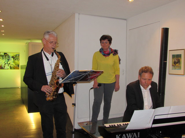 "swim & swing" begleiteten die Vernissage von Gerti Lechner musikalisch.