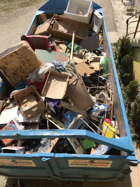 Die Besitzer mussten die Sperrmüll auf eigene Kosten entsorgen. | Foto: KK