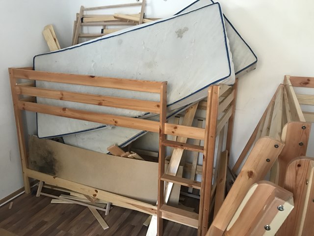 Betten und Matratzen, alles jetzt unbrauchbar | Foto: KK