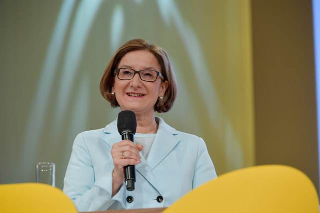 "Der Rücktritt war eine persönliche Entscheidung von Reinhold Mitterlehner, die zu respektieren ist. Reinhold Mitterlehner hat die ÖVP in und durch schwierige Zeiten geführt und dafür gebührt ihm auch ein großer Dank." so Niederösterreichs LH Johanna Mikl-Leitner in einem ersten Statement zum Rücktritt von Reinhold Mitterlehner