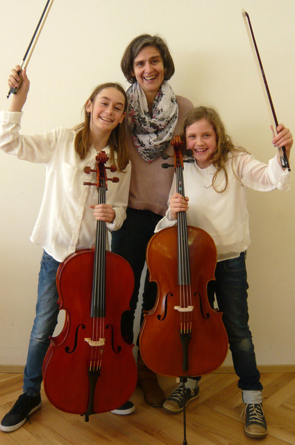 Amelie und Pia mit Lehrerin Ariane Macha-Felter. | Foto: Franz Putz
