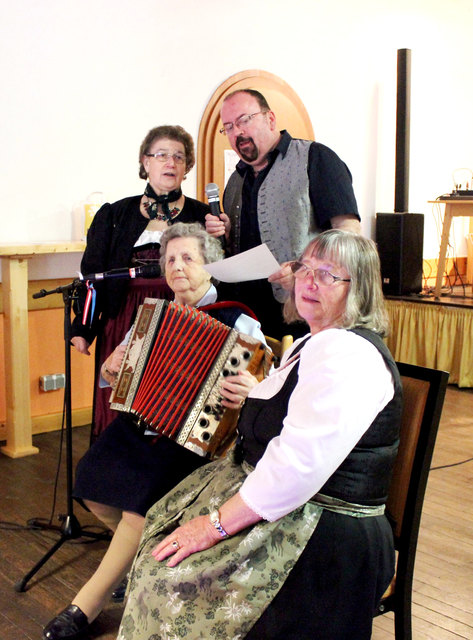 Stammtischleitung Krummnußbaum Peperl Karner und Leo Teufl, Maria Wintersberger mit Harmonika, sowie das Geburtstagskind Maria Rathkolb