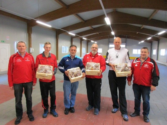 (v.l.n.r.) Obmann ESV Fischa Gottfried Suppersbacher, Spieler ESV Neumarkt/Raab: Peter Zeiringer, Alois Genseberger, Erwin Herbst und Spieler des Turnieres Erich Schnepf und Vorstandesmitglied des ESV Fischa Anton Hofmeister