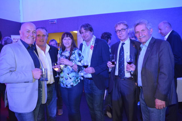 In der in blau getönten VIP-Lounge wurde auch so manches Glaserl Wein aus dem Burgenland genossen.