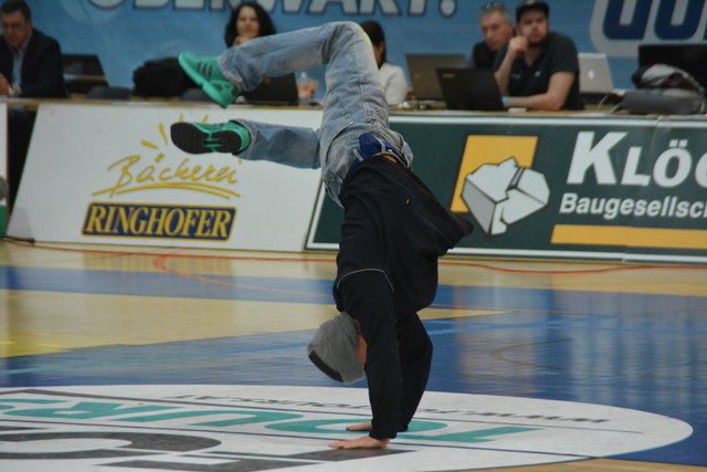 ... und Tänzer mit viel Schwung und Akrobatik.