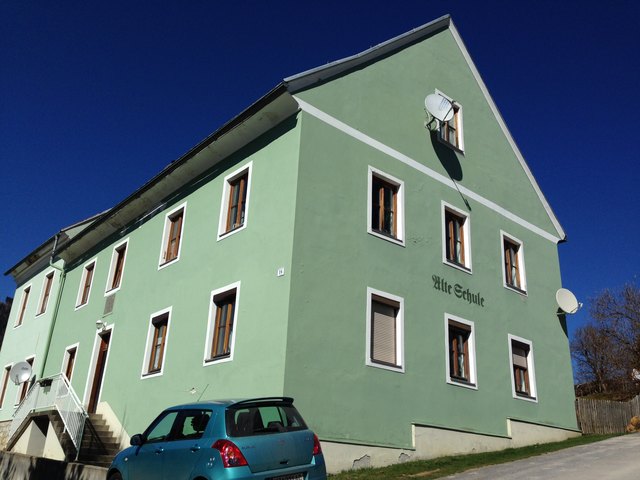 Aufm Weg zur Kirche rauf kommt ma bei der alten Schule vorbei...