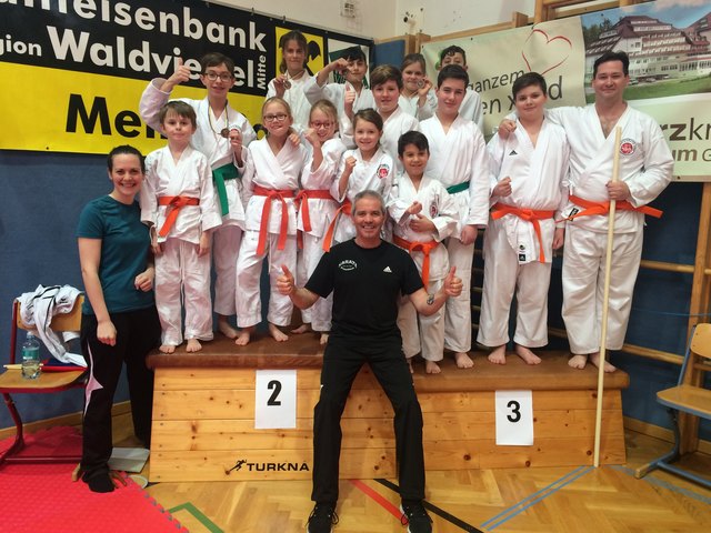 Josef Renz (vorne) mit seinem äußerst erfolgreichen Team der Zen Tai Ryu Sportunion St. Veit.