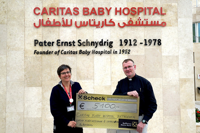 Kaplan Martin Hochedlinger übergibt den Spenden-Scheck an die Pressesprecherin des Spitals, Livia Leykauf. | Foto: Wolfgang Zarl