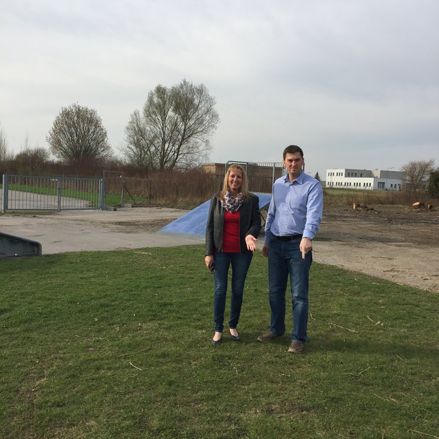 Die neue Multisportanlage in Schwadorf wird beim Sportplatz errichen werden. Bürgermeister Maschl freut sich. | Foto: Gemeinde Schwadorf