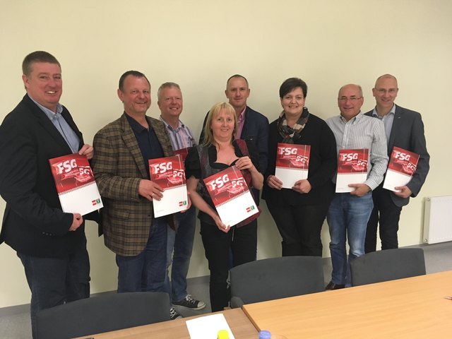 Das neu gewählte FSG-Team mit den Ehrengästen und den beiden FSG-Regionalsekretären. | Foto: KK