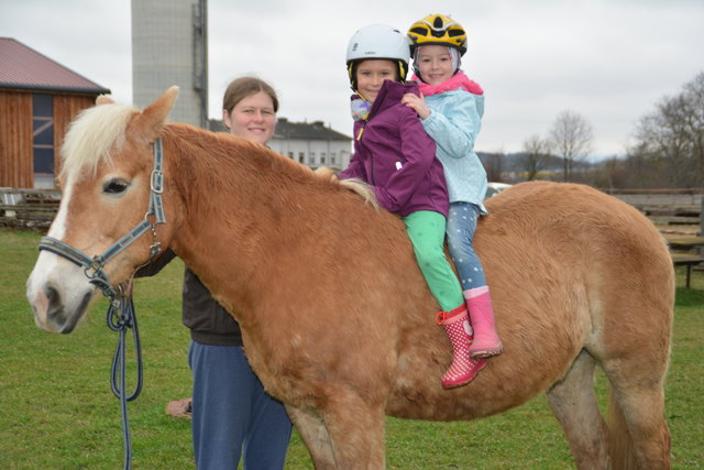 Lilly und Mia auf Haflingerstute Lisa.