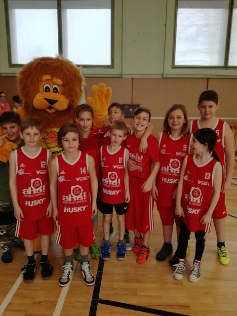 Waidhofen 1 mit Maskottchen: Habison Raphael, Schmalzbauer Emil, Brodar Stefan, Brodar Bernhard, Erla Tobias, Polly Jasmin, Haumer Celine, Morscher Alexander, Pfeiffer Cedric (Waidhofen 2) , Beshparova Aleks | Foto: zVg