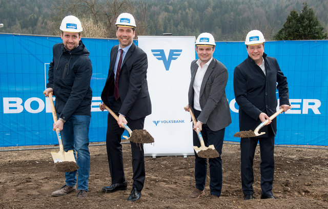 m Bild v.l. Bmstr. DI Alexander Ritzer, Mag. Jürgen Votteler (Volksbank Tirol), Mag. Jürgen Faè (Bauherr Mitterndorf 2022), Mag. Thomas Bodner (Bodner Bau)
setzen gemeinsam den Spatenstich für das exklusive Wohnprojekt Mitterndorf 2022 in Kufstein. | Foto: VANMEY PHOTOGRAPHY