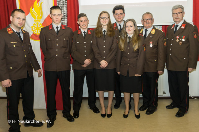 v.l.: Kommandant Christian Kneißl, Jonas Kronschläger, Narcis Karahodzic, Sarah Oberauer, Ilir Ndue, Helena Reitinger, Abschnittskommandant Helmut Neuweg, Bürgermeister Dr. Kurt Kaiserseder