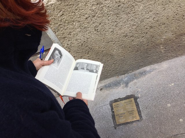 Das Buch "... lebte in der Josefstadt" dokumentiert die Geschichten jener, an die in der Öffentlichkeit die "Steine der Erinnerung" erinnern.