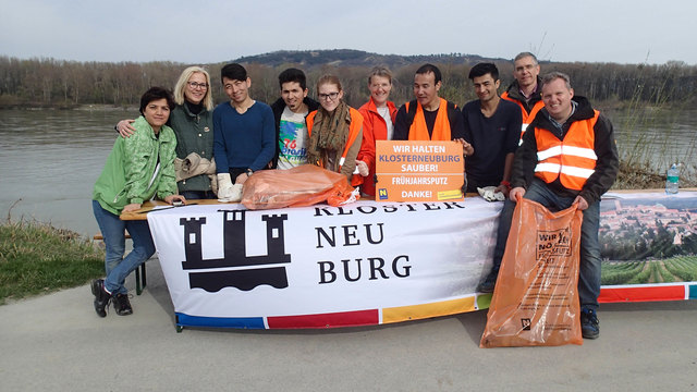 Vertreter der Gruppe „Klosterneuburg Hilft“: Lale Farahani, Marion Mittermeir, Juma, Ali, Rebecca und Sabine Gösker, Mohammad, Mujtaba, Umweltreferatsleiter Alexander Weber, und Umweltgemeinderat Leopold Spitzbart.
