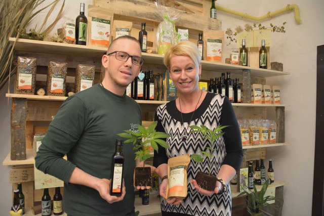 Die etwas andere Gärtnerei: Stefan Fries und Doris Buchegger bieten in der Scheibbser Altstadt viele Hanf-Produkte zum Verkauf an.