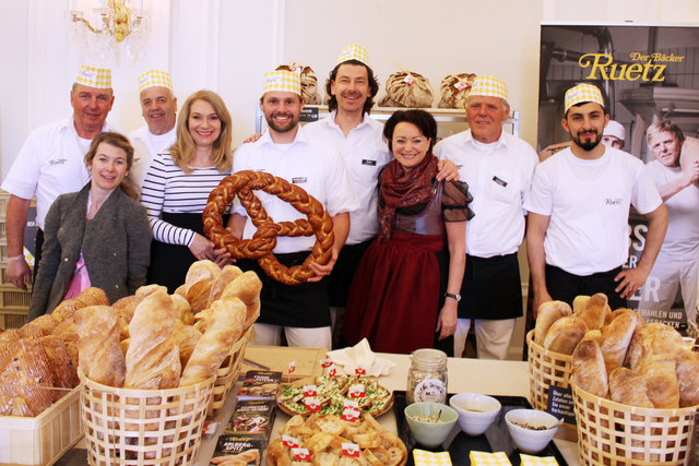 Das Ruetz-Team mit Barbara van Melle, die das Brotfestival  "Kruste & Krume" veranstaltet. | Foto: Bäcker Ruetz