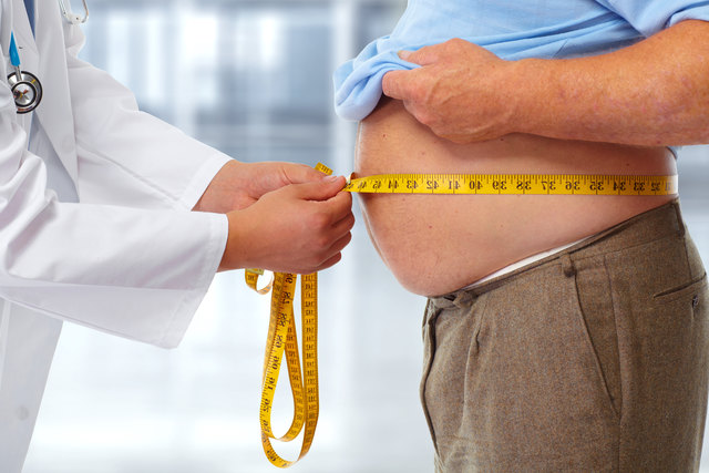 Ist der Bauch zu groß geworden? Versuchen Sie Ihrer Leber zuliebe ein paar Kilos abzuspecken. | Foto: Kurhan - Fotolia.com