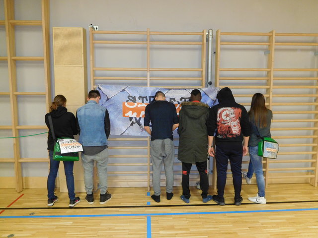 einige Jugendliche Teilnehmer des Workshops und die die beiden Streetworkerinnen (re und li im Bild mit der SWP Tasche)