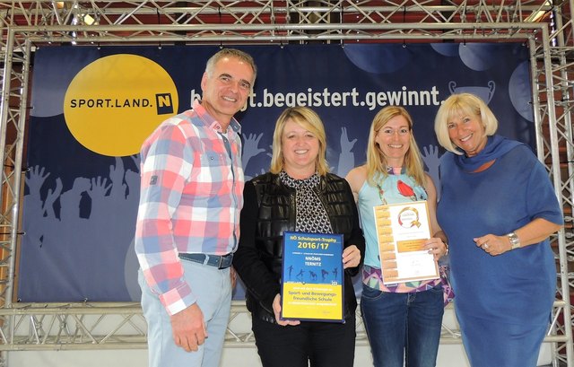 Foto: von li nach re
Dir. OSR Helmut TRAPER, Pflichtschulinspektorin (PSI) Mag. Gabriele Pollreiß, Sportkoordinatorin Melanie Hinum, Bildungsmanagerin PSI Sabine Karl-Moldan | Foto: NMS Ternitz