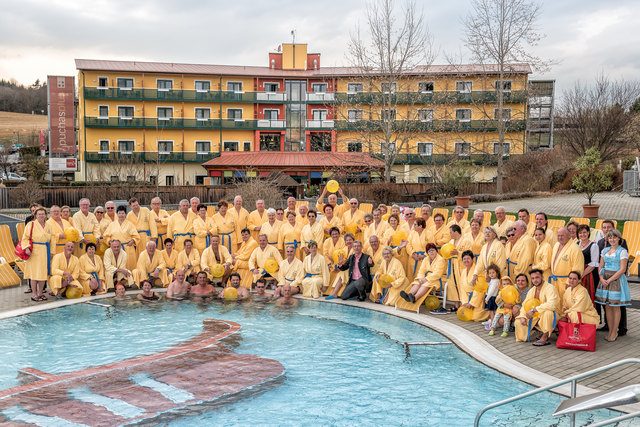 Die Bandmitglieder genossen das Stegersbacher Thermalwasser, die Fans standen Spalier. | Foto: Puchas plus