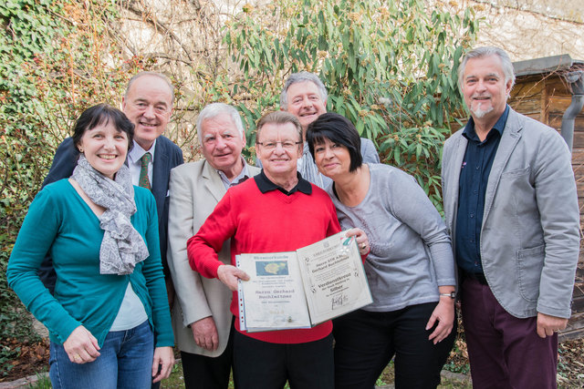 Gerhard Buchleitner (4. von links) mit den Gratulanten Silvia Drechsler, Leo Lindebner, Gerhard Wastl, Johann Membier, Evelyn Buchleitner und Leo Oswald (von links). | Foto: Willy Kraus