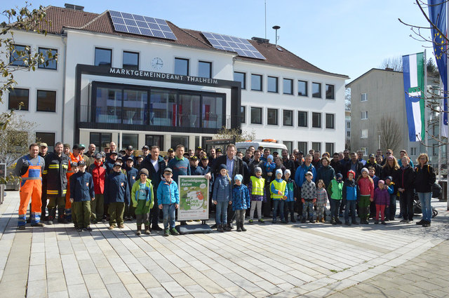 Eine zufriedene Menge engagierter Bürgerinnen und Bürger nach der erfolgreichen Flurreinigungsaktion 2017 am Thalheimer Marktplatz.