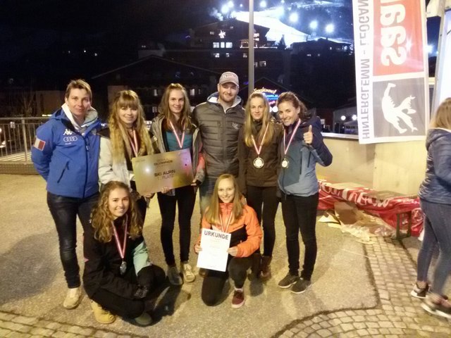 Das Team vom BG/BRG Reutte war auch in der Weltcup-Region Saalbach-Hinterglemm erfolgreich: (von links) Betreuerin Marion Winkler, Anna-Lena Csar, Anne Hofherr, Ex-Weltcupläufer Georg Streitberger, Isabell Hofherr und Betreuerin Yvonne Wolf, sowie Linda Weirather und Chiara Prantner (kniend davor). | Foto: Winkler