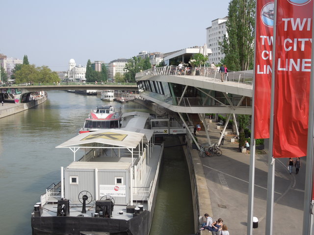 Blick von der Marienbrücke zur Wiener Urania