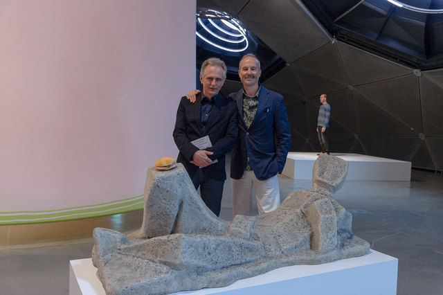 Künstler unter sich: Kurator Günther Holler-Schuster (l.) mit Erwin Wurm. | Foto: Universalmuseum Joanneum/Lackner