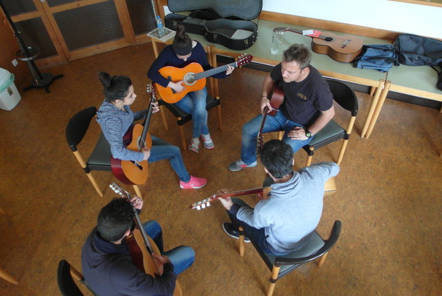 Der Verein Zu-Flucht organisiert nicht nur Deutschkurse, sondern auch Gitarrenunterricht. Foto: Zu-Flucht
