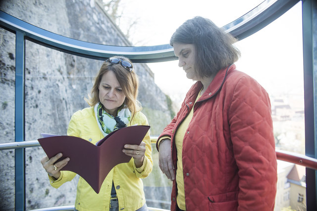 Die Karriereleiter "rauffahren": WOCHE-Karrierecoach Doria Pfob (l.) berät Ulrike Flakus bei einer Fahrt in der Grazer Schloßbergbahn. | Foto: Prontolux