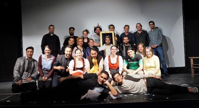Regie: Doris Plörer (ganz rechts außen sitzend) mit dem Noa (h) Integrationsprojekt: SchauspielerInnen der Schauspielschule: Schauspiel Innsbruck und AsylwerberInnen als LaienschauspielerInnen - Theatertag im VZ Komma, Wörgl am 24.03.2017.