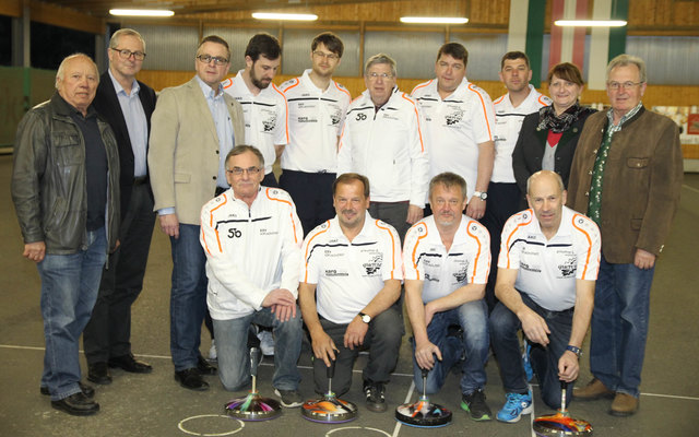 Der ESV Köflach Stadt mit Präsident Josef Monsberger, kassier Bernd Kückmaier, dem gesamten Kader der Staatsligamannschaft sowie den Bürgermeistern Johann Bernsteiner bzw. Mag. Helmut Linhart bei der EM-Feier in der Stocksporthalle.