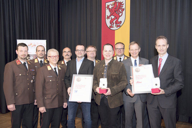 Im Rahmen der Bezirksfeuerwehrtagung wurden die Firmen Hierzer und Almi ausgezeichnet.

LEONDING. Wenn es brennt, dann müssen Feuerwehrleute in den Einsatz – egal ob in der Nacht oder während der Arbeitszeit. Ohne Zustimmung der Arbeitgeber wäre letzteres unmöglich, deshalb wurden bei der Bezirkstagung der Feuerwehren vom Bezirk Linz-Land am 23. März 2017 die Firma Hierzer aus Wilhering und die Firma Almi aus Oftering geehrt. Ihnen wurde die „große Florian Ehrenmedaille in Bronze“ vom Landesfeuer | Foto: FOTOKERSCHI.AT/KERSCHBAUMMAYR