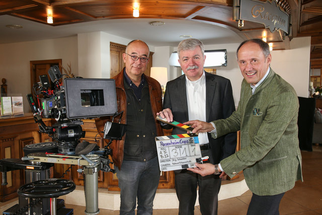 Dreharbeiten zu den Rosenheim Cops in St. Johann im Hotel Oberforsthof. Im Bild v. li: Alexander Duda (Schaupsieler - Polizeidirektor Gert Achtziger), Alexander Ollig (Produzent), Leo Bauernberger (GF SalzburgerLand Tourismus Gesellschaft). | Foto: Neumayr/SB