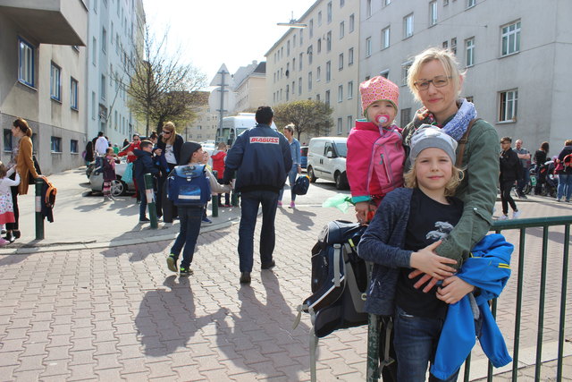 Barbara Loibner-Gruendler mit ihrem Sohn Felix (7) und seiner kleine Schwester Marie vor der Rosa-Jochmann-Schule in der Fuchsröhrenstraße 25.