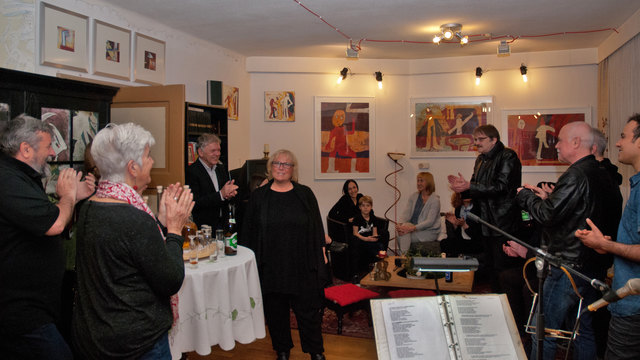 Einleitende Worte von Künstlerkollegen Erwin Michenthaler, im Hintergrund ehemaliger Kulturstadtrat Franz Valland, im Vordergrund Desmond Doyle. | Foto: KK