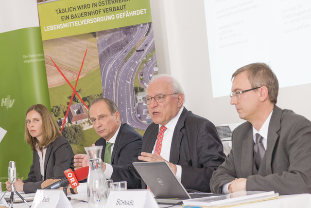 von links: Beate Friedl (KIHS), Vorstandsvorsitzender der Österreichischen Hagelversicherung Kurt Weinberger, Präsident der Österreichischen Nationalbank Claus Raidl, Alexander Schnabl (IHS) | Foto: ÖHV