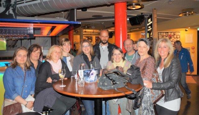 Regisseurin Doris Plörer mit Manfred Klausner und der Theatergruppe Münster - im VZ Komma Wörgl