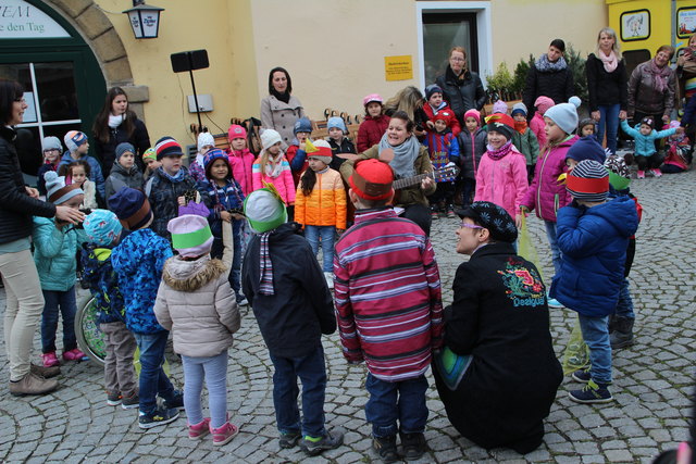  Kindergarten BUNTE WELT begrüßt den Frühling! - Perg Bildidee 