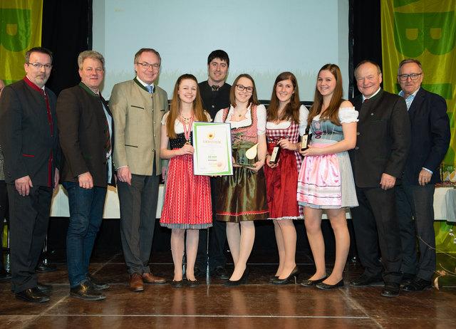 Martin Rogenhofer (Vorsitzender der Jury), Oö. LK-Vizepräsident Karl Grabmayr (Direktvermarktung Oö), Agrarlandesrat Stephan Pernkopf, Elisabeth Löffler (Schülerin), Johannes Zehethofer (Lehrer), Christin Unter (Schülerin), Andrea Kritzinger (Schülerin), Verena Kogler (Schülerin), Hermann Schultes (LKÖ-Präsident) und Uwe Scheut (Messepräsident) (v. l.) | Foto: HBLA Elmberg