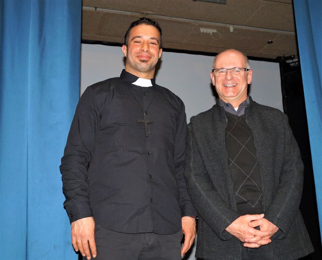 Dekan Theo Maierhofer mit einem "Kollegen"