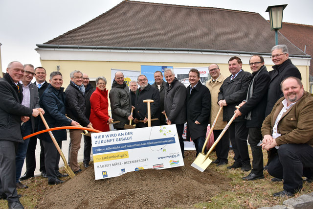 Helmut Miernicki (ecoplus Geschäftsführer), Reinhart Blumberger (Obmann der WK Waidhofen/Thaya), Hartwig Tauber (nöGIG Geschäftsführer), Landesrat Maurice Androsch, Bgm. Robert Altschach (Waidhofen/Thaya), Bgm. Roland Datler (Gastern), Landesrätin Petra Bohuslav, Vize-Bgm. Franz Fischer (Raabs/Thaya), Bgm. Harald Hofbauer (Dietmanns), Bgm. Helmut Schuecker (Ludweis-Aigen), Bgm. Rudolf Hofstetter (Waldkirchen/Thaya), Bgm. Reinhard Deimel (Dobersberg), Bgm. Christian Drucker (Waidhof | Foto: Ledwinka