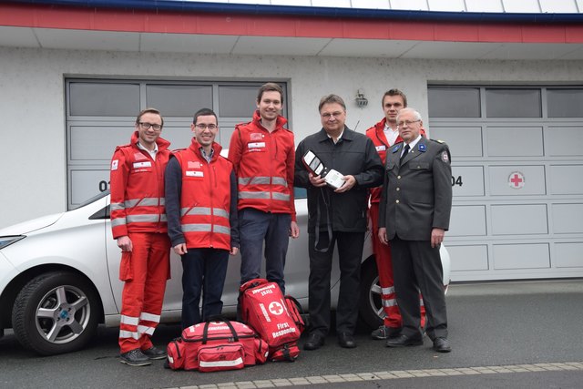 Die Erstsanitäter David Mayer (Mitte) und Daniel Mohapp (2.v.l.) übernahmen das Lebensretter-Gerät von Bgm. Franz Kern (3.v.r.). | Foto: Rotes Kreuz
