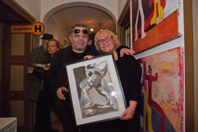 Der Grazer Maler und Zeichner Herbert Soltys, ehemaliger Leiter der Werkstätten der Vereinigten Bühnen Graz, übergibt der Künstlerin eines seiner Werke als Geschenk. | Foto: KK